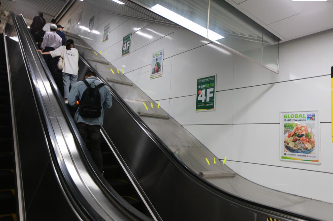 小铁课堂地铁扶梯上的半圆金属球到底是干什么用的