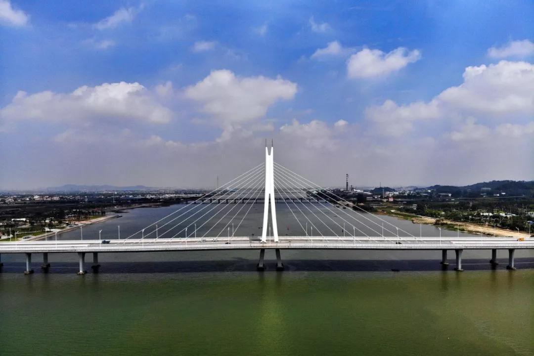 交通方面,京珠高速,凤凰一桥,南江大桥,蕉门隧道,广中珠澳城际铁路