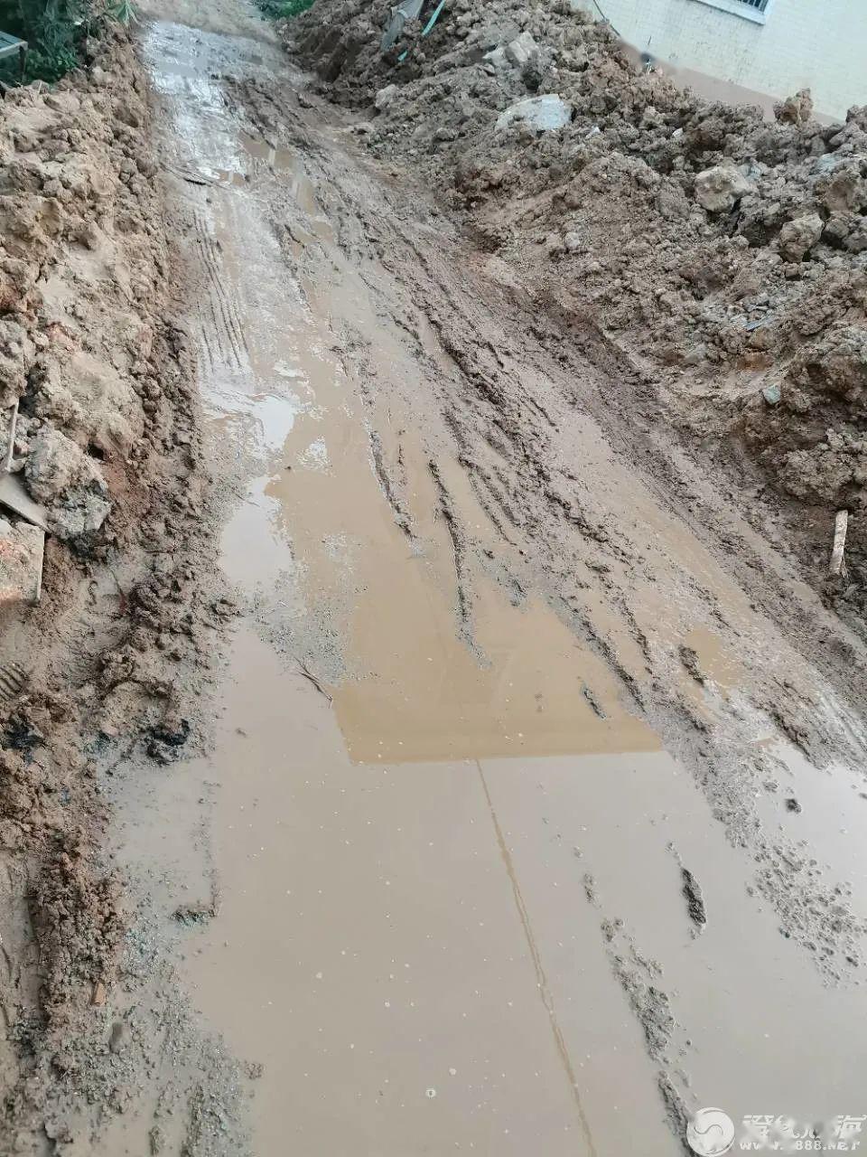 网友爆料:澄海区盐鸿镇港头村从港头乡亭进来左手边的一条土路,因前面