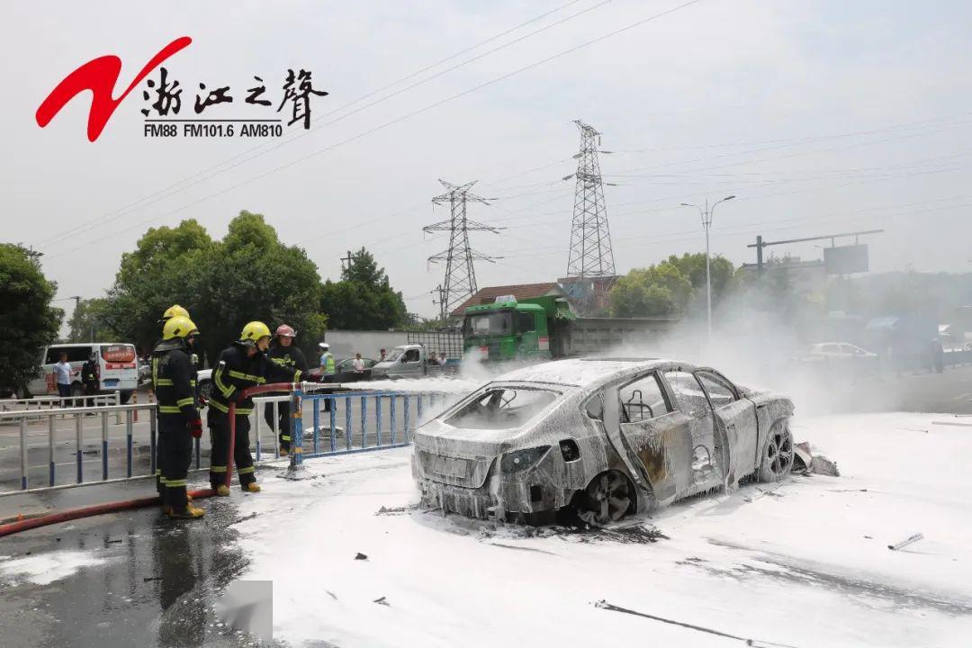 突發蕭山一輛新能源汽車衝撞護欄後起火燒成空架車內兩人送醫