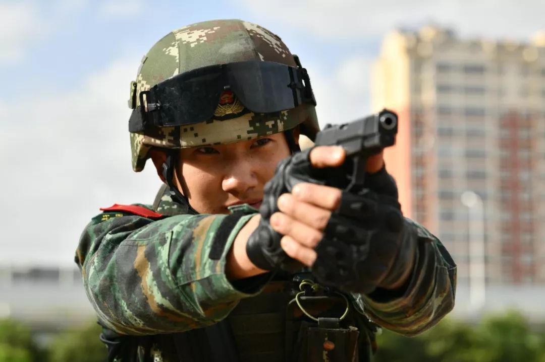 从军装到警服,这位小哥哥一直在自己热爱的行业里闪闪发光_王铭