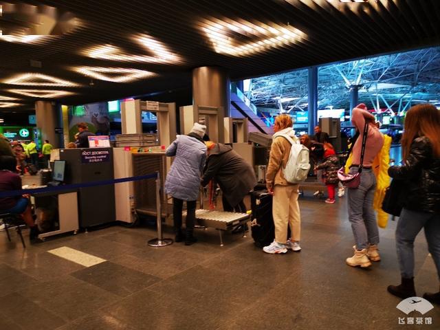 一早打了个车去莫斯科伏努科沃机场,胜利航空的枢纽,值机柜台会严格