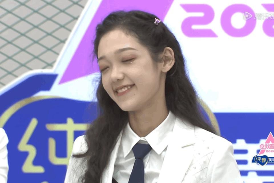 原创希林娜依高场外照流出,离开10级滤镜,真实颜值是认真的?