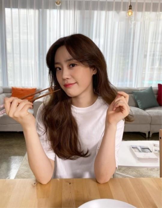 韩国女艺人许英智sns发照秀出众美貌