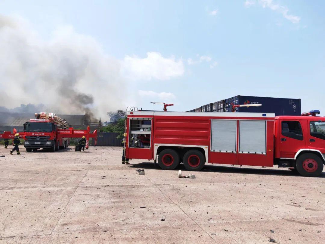 救援队接到调度和县消防中队的出警任务后,9点45分,派出1辆消防车5名