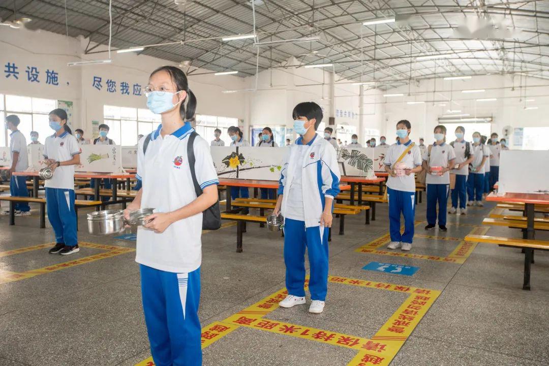 罗定这间中学饭堂变画厅!