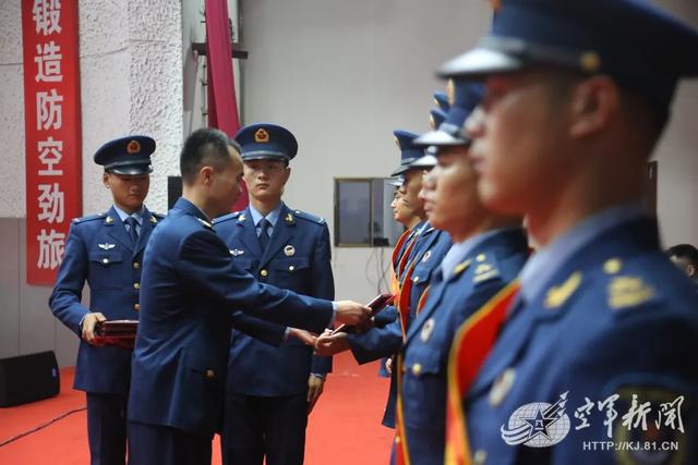 高级士官晋升军衔,今天将“兵王”的称号赠与这些“老兵”-搜狐大视野-搜狐新闻