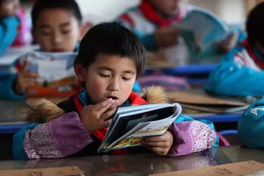 为满足贫困山区乡村小学学生求知的渴望,培养我区广大青少年助人的