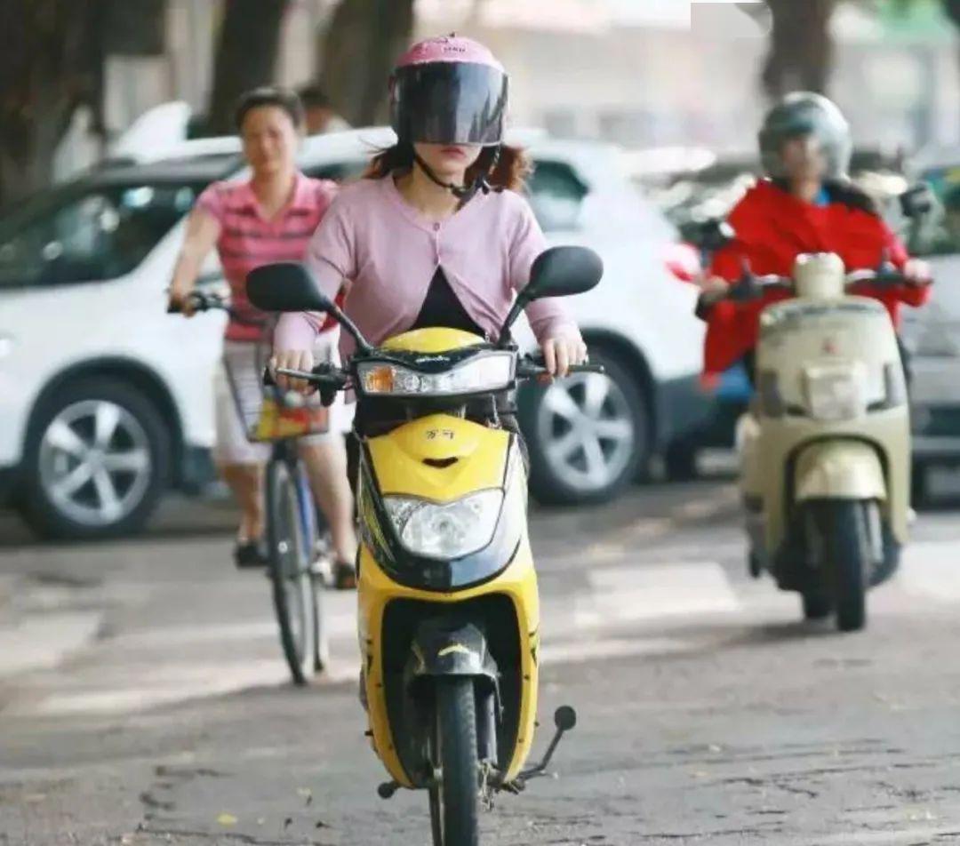 骑车不戴头盔要被罚款了!_电动车