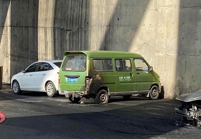 據瞭解,麵包車發生爆燃後,引燃了一輛出租車和一輛綠色的麵包車,綠色