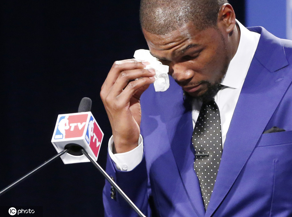 组图:6年前杜兰特生涯首获mvp 动情演讲致谢母亲