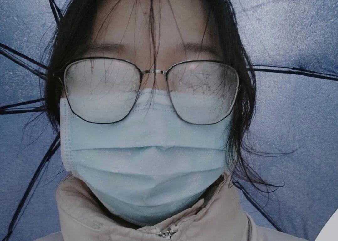 女生戴口罩妆会花,会闷痘近视人群戴口罩眼镜起雾太太太太难了(心疼地