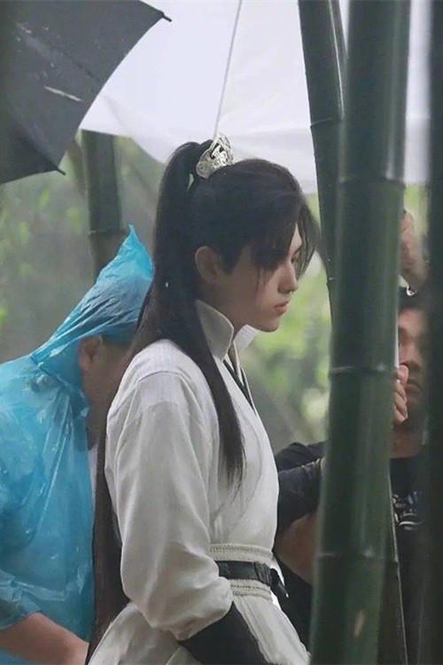 皓衣行高清路透罗云熙撑伞清冷飘逸20白衣狗子气质渐显