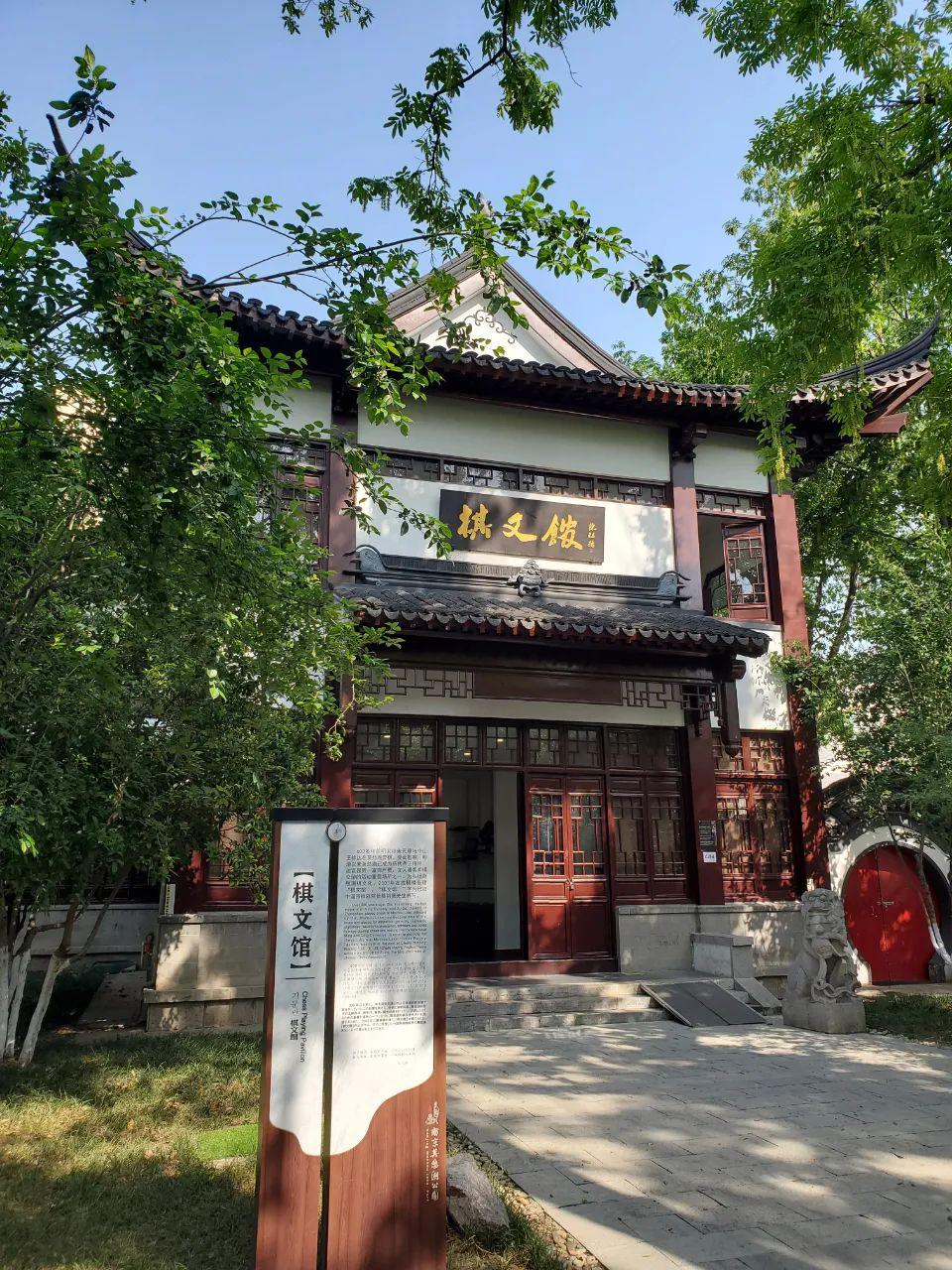 胜棋楼▲抱月楼楼是指两层以上的大型建筑物,重屋为楼,四敞为阁,"