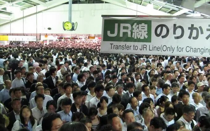 保证车门能顺利关上,日本有一种独特的职业:地铁推手