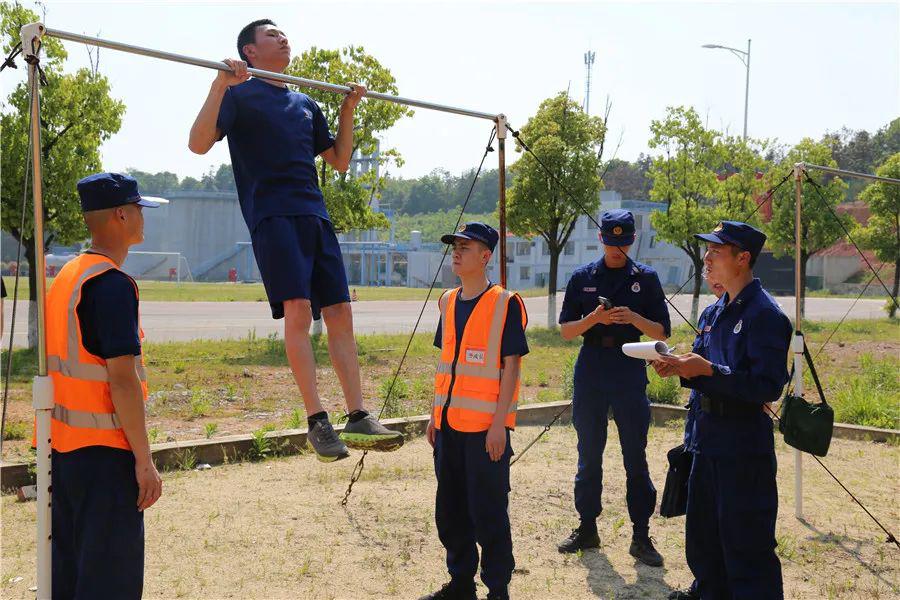 基础体能(双杠臂屈伸,单杠引体向上,俯卧撑,5*10米折返跑,单杠卷身上)