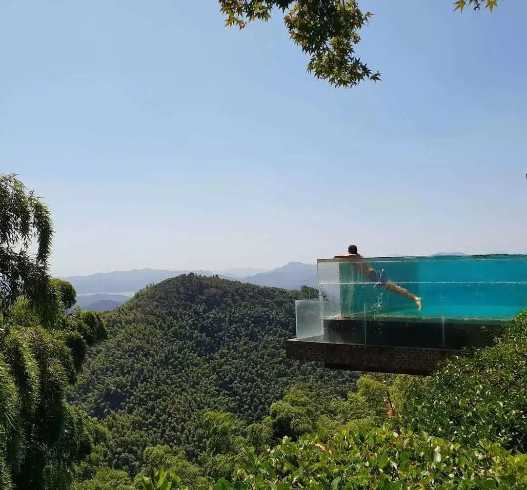 是裸心堡无边泳池里变身一尾自由自在的鱼.