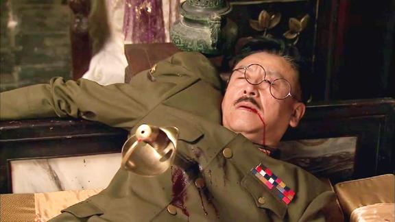 日本皇军司令要美女脱光衣服为他唱戏结果因为好色丢了狗命