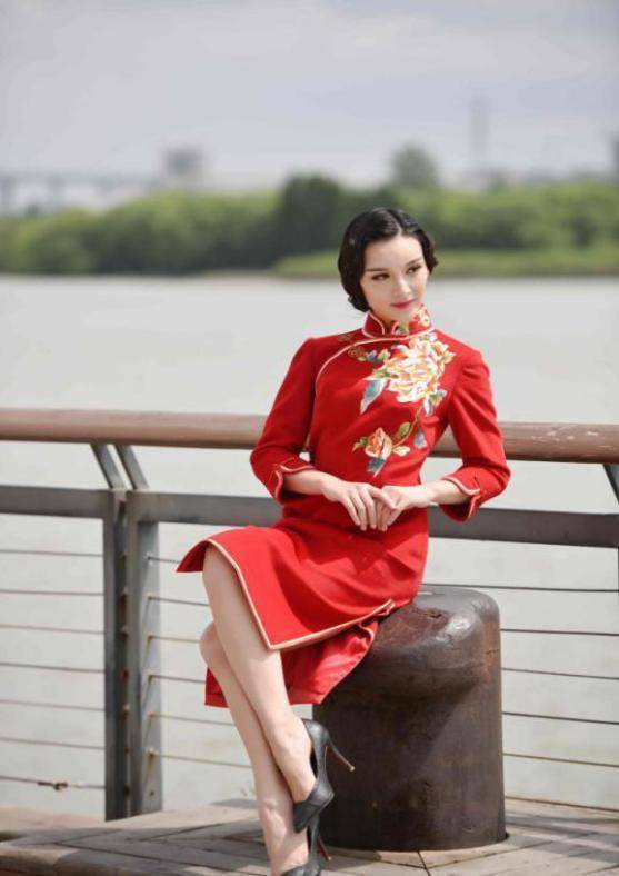 同样秀外慧中~旗袍的领子也是这款传统服饰的亮点之一,有企鹅领,凤仙