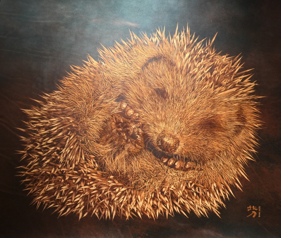 真皮刀画艺术家胡国玉用刀刻画出对生命的敬畏