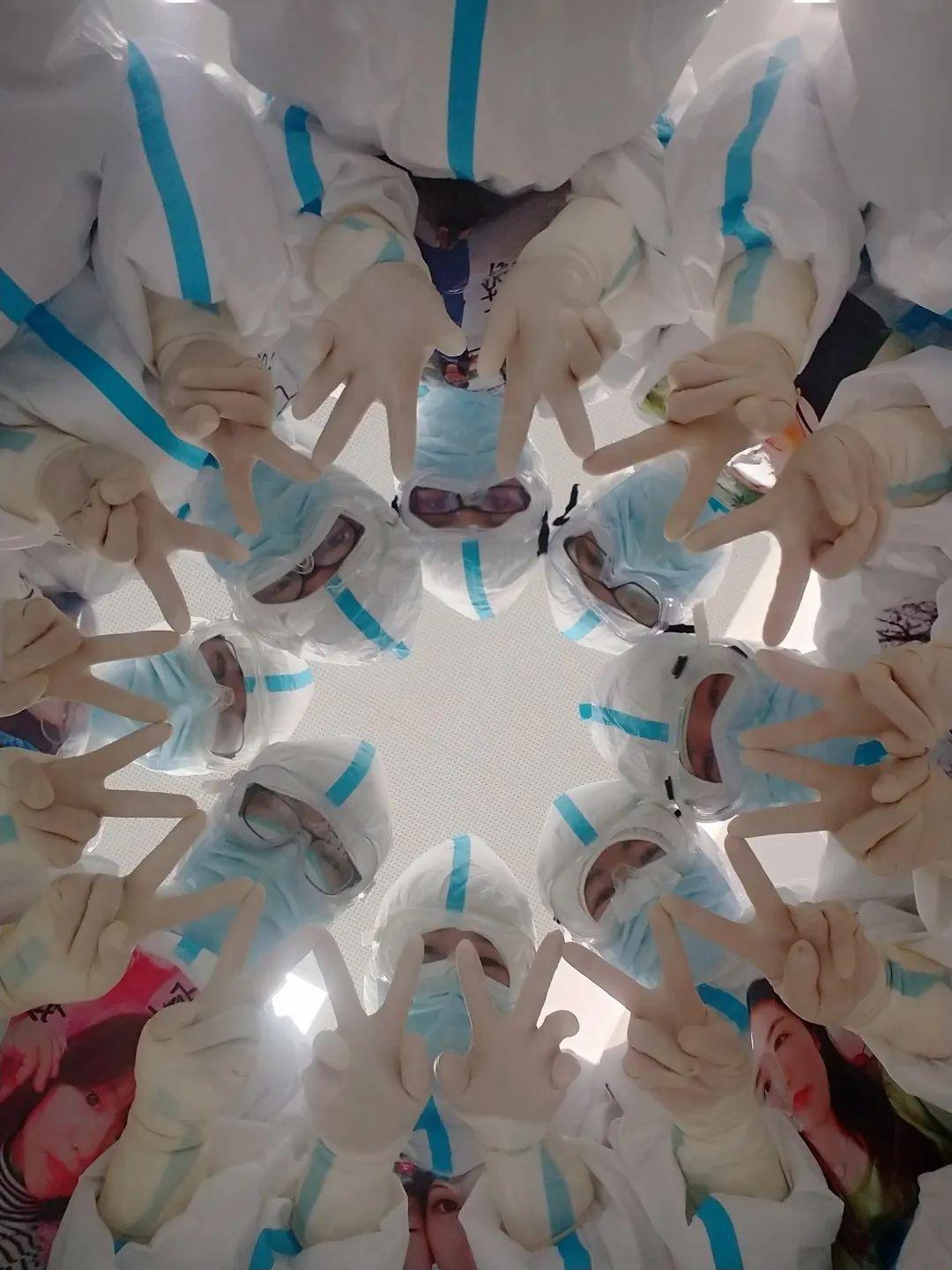 姐妹在驻地酒店的停车场合影,一个围观的大姐热情的帮助我们整理队形