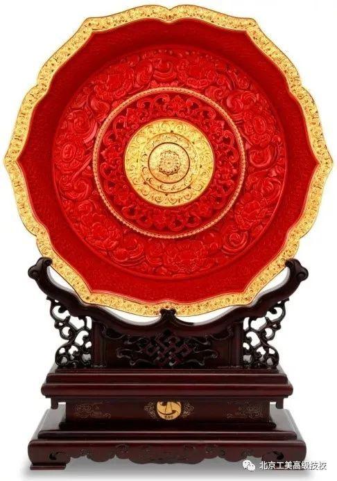 与花丝镶嵌工艺合作设计制作的国礼李大师建议学生在创作作品时可以