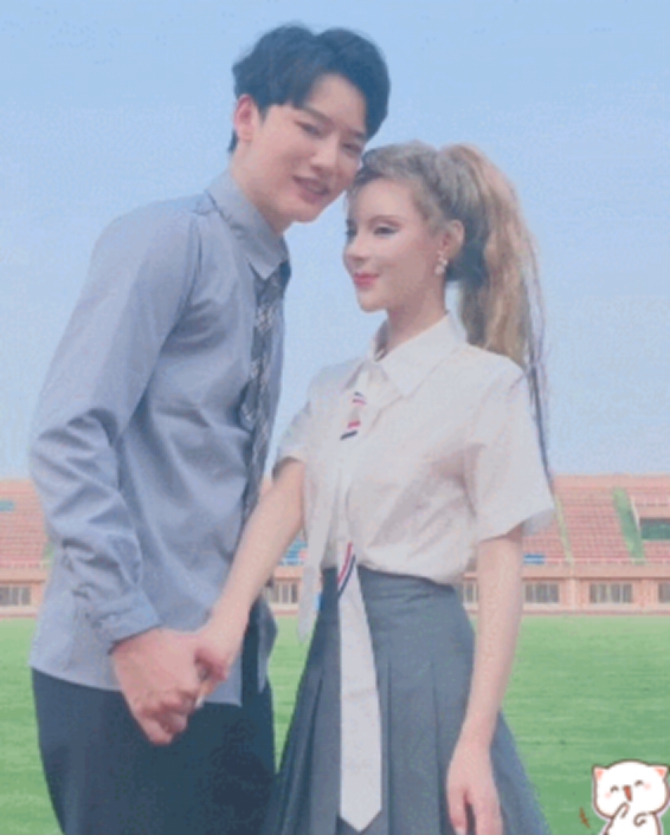 迪丽拉终于舍弃芭比裙当她学生装后美若天仙