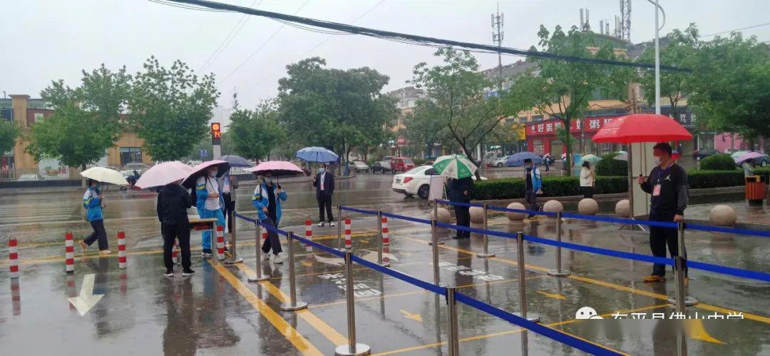 天公下雨不作美疫情防控不可松佛山中学奏好疫情防控雨中畅想曲