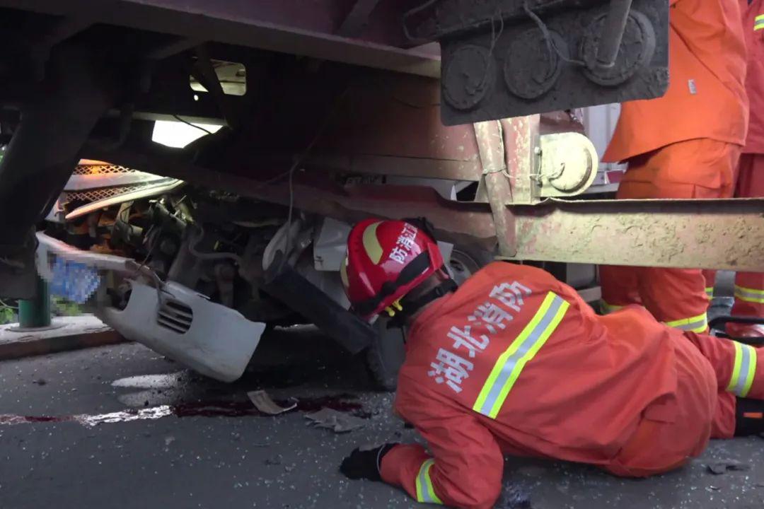 與時間賽跑天門消防緊急救援車禍被困司機