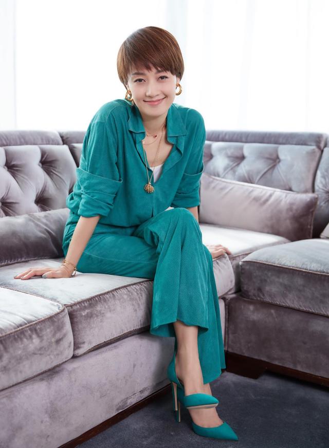 原创马伊琍美照曝光,穿深色连衣长裙尽显高贵优雅,女神气质扑面而来