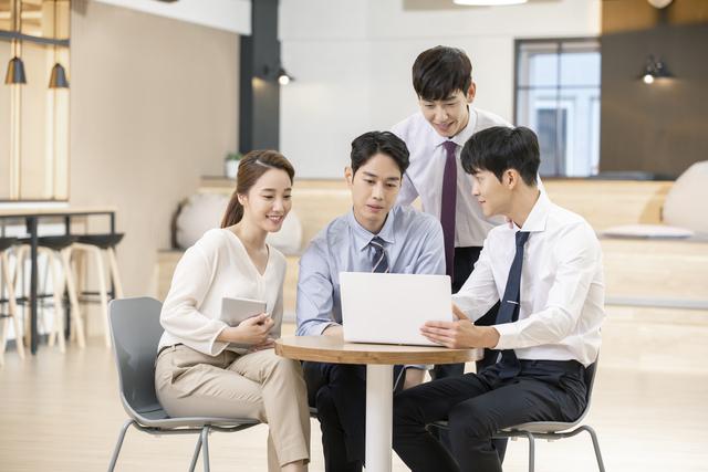 原创行走职场别再做这三件事情,既不能刻意讨好人,也不能轻易得罪人