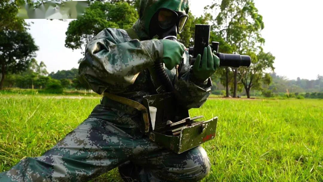 新闻特写:防化女兵的别样芳华