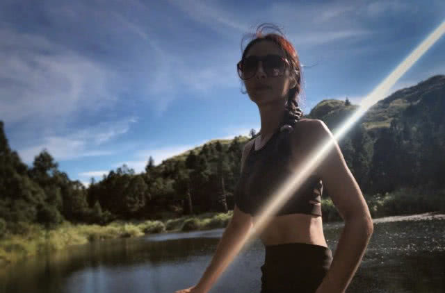 吴速玲与曹格海边度假,穿泳装秀火辣身材,表白老公:很幸福