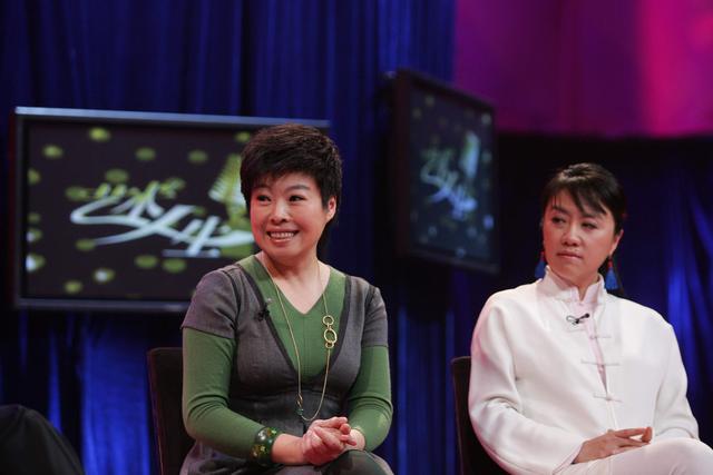 原创同是网红教授为何于丹被北大学子轰下讲台陈果却获复旦坚决维护