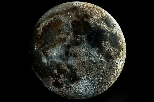 终结者月球超高清月球图像呈现一张麻子脸