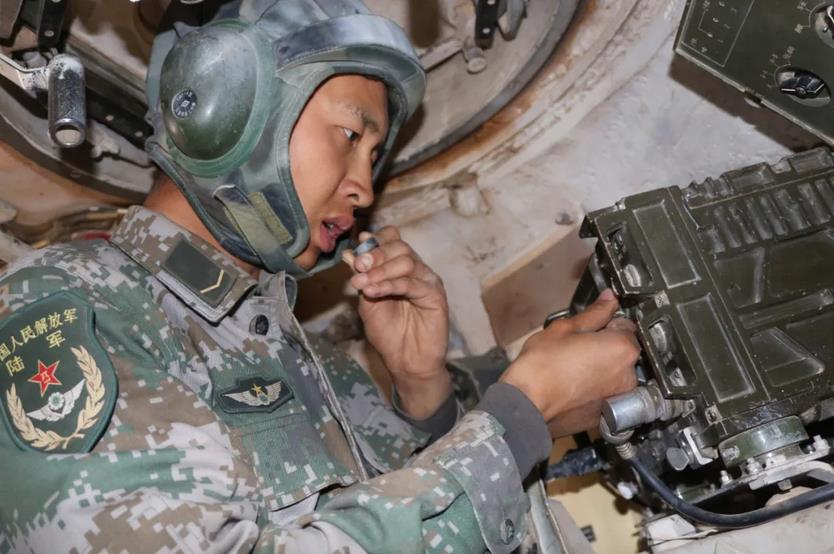 00后装甲兵硬核青春战车为伴