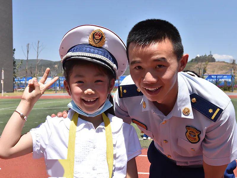 世界微笑日蓝朋友你笑起来真好看凉山消防今天