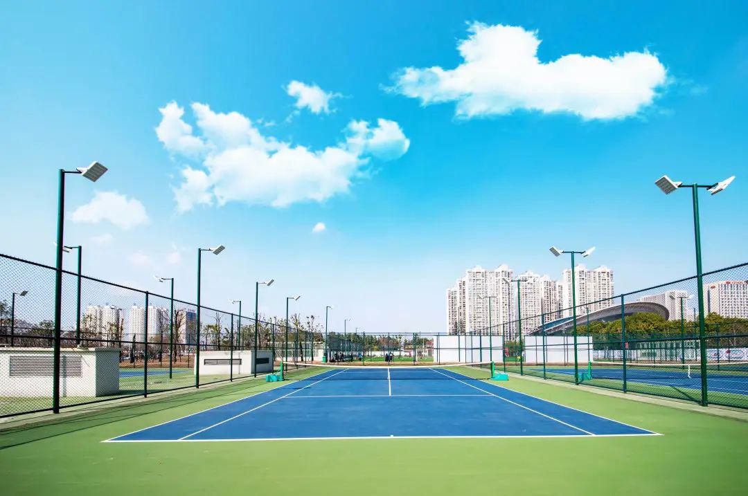 室外网球场开放时段:7:00-22:00需提前订场,每片场地仅限单打室外足球