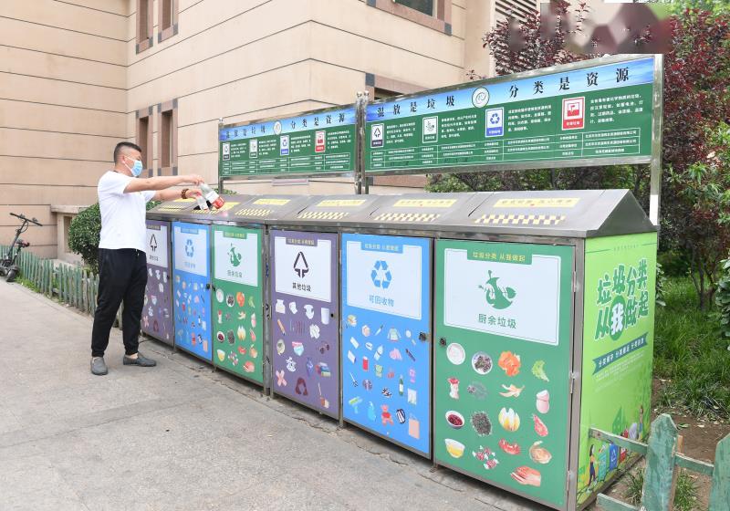 物业"站"出来管社区废品回收,这个社区每天回收废品1吨._垃圾