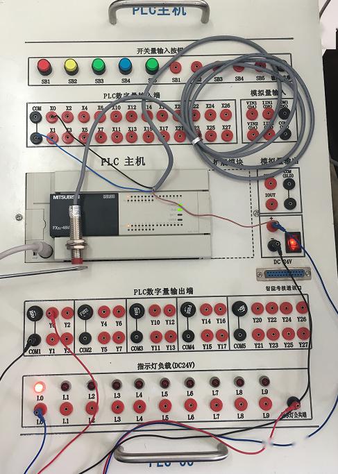 接近开关感应到有金属物体后产生一个信号给到plc主机里,plc主机输出