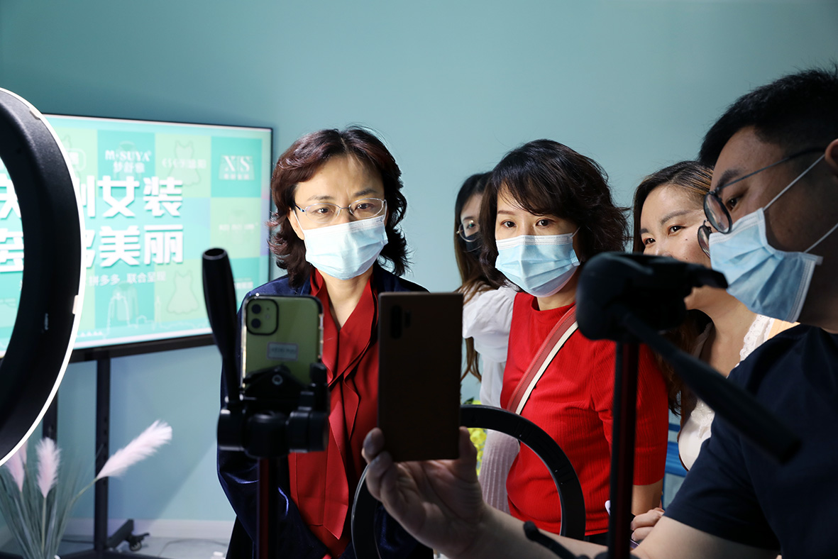 郑州副市长孙晓红担纲"女子天团"团长,为当地女装直播带货