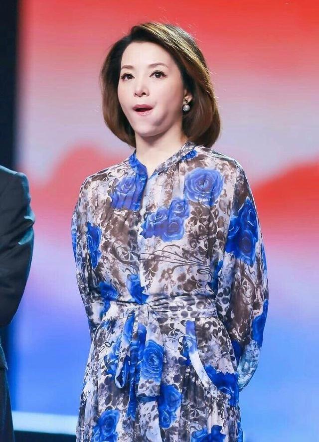 原创著名主持人董卿冻龄女神波波头搭配白色连衣裙减龄时髦美呆了