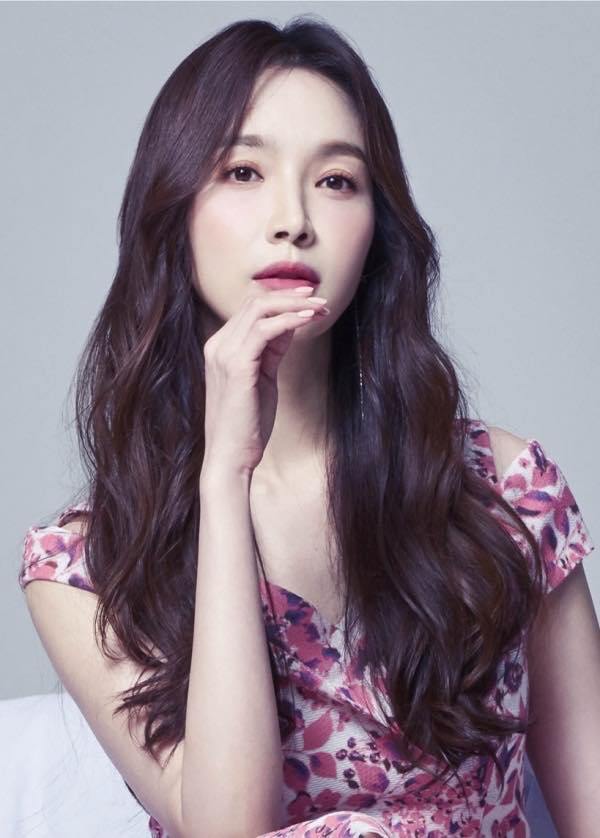 金赛伦&李灿伍韩国厨师李灿伍因担任综艺《拜托了冰箱》固定班刀