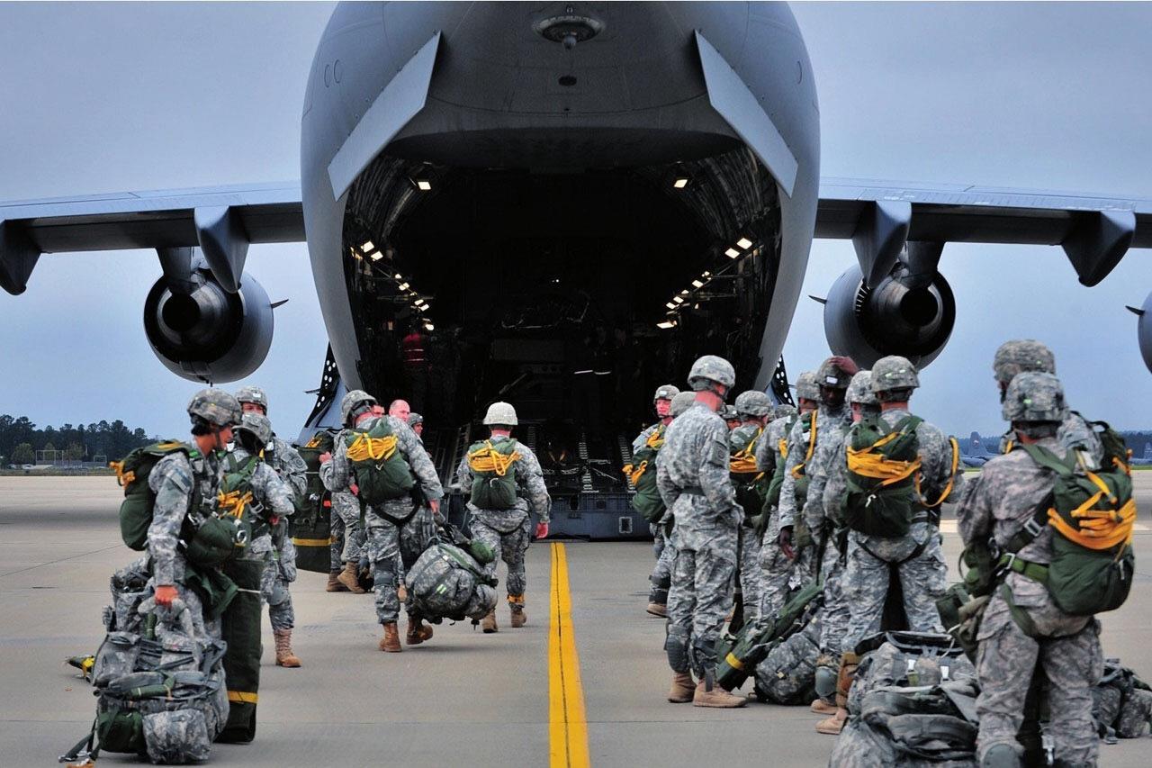 美国终于低头服软,12个中东基地接连撤军,哈梅内伊成最大赢家