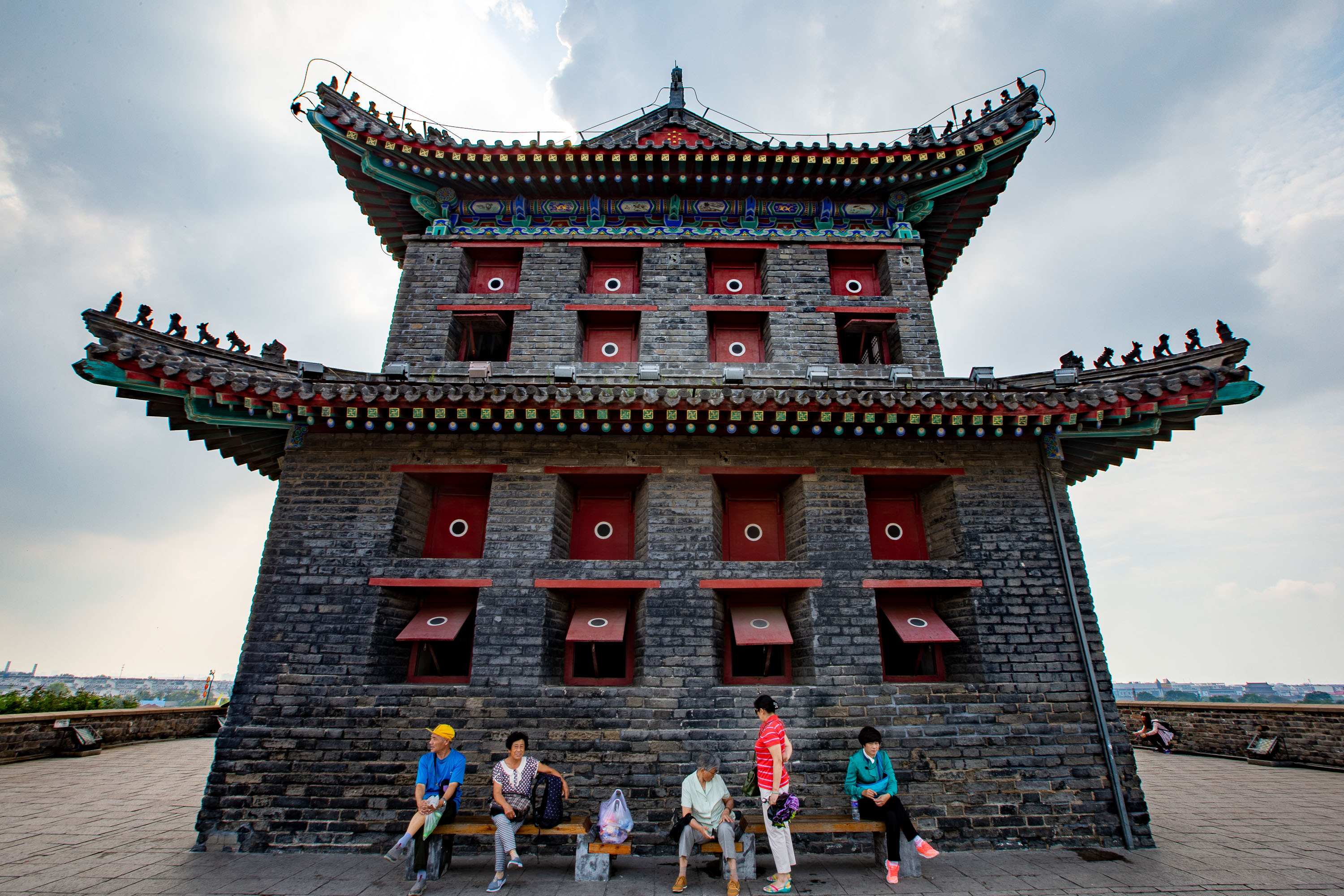 以山海关城为中心,它包括山海关城,东罗城以及"天下第一关"城楼,靖边