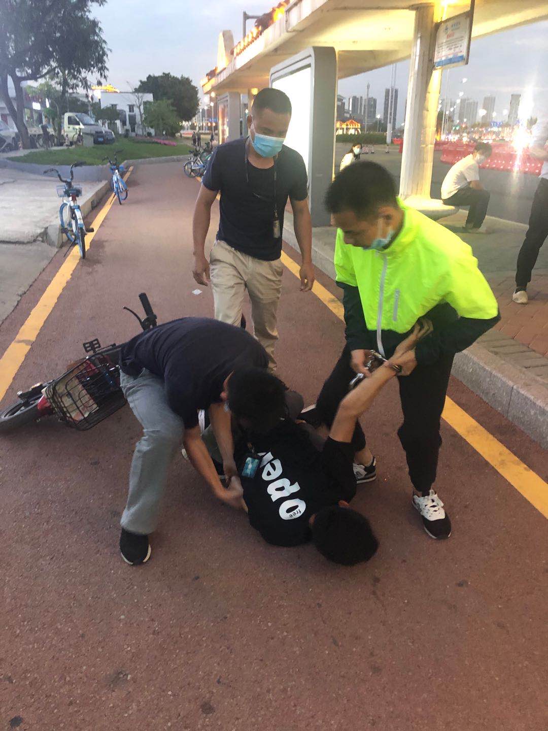 10分钟破案!高新民警联合铁骑"闪抓"偷车贼