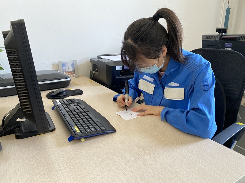 带上口罩也能微笑相对图