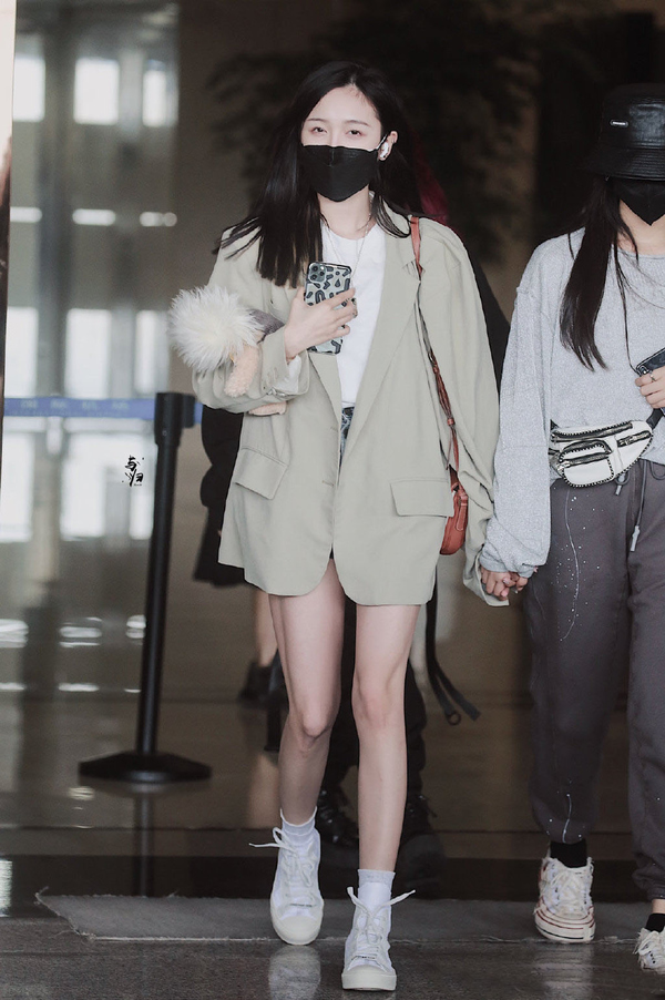 原创杨超越败给了吴宣仪姐妹合体一个秀美腿一个穿长裤差距有些大