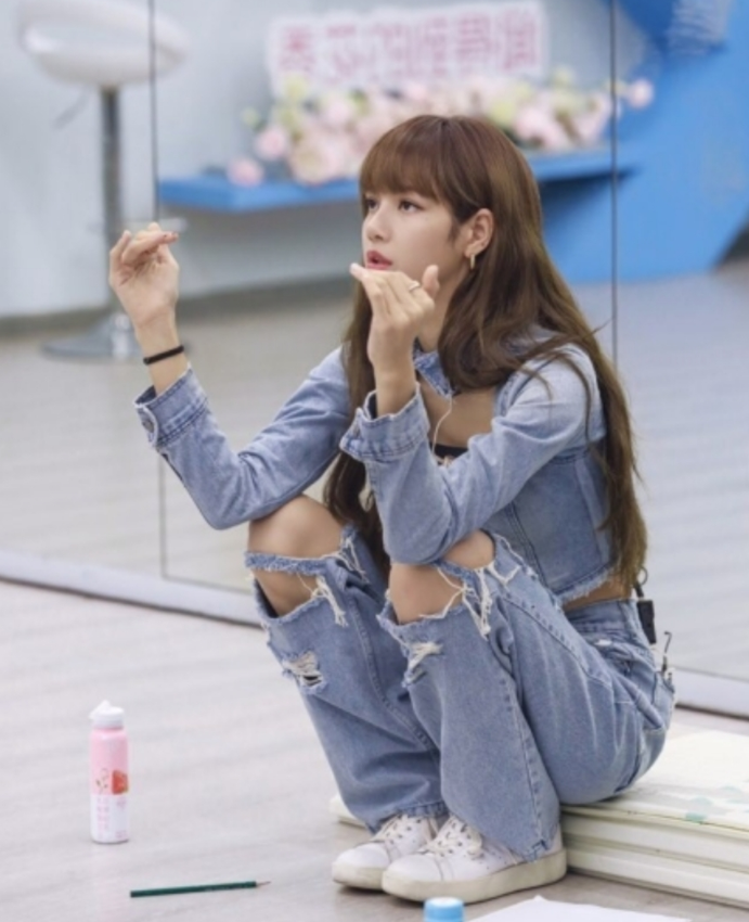 lisa真是太会穿了!为秀身材穿"挂脖装",这腰怕是被上帝吻过?_上衣