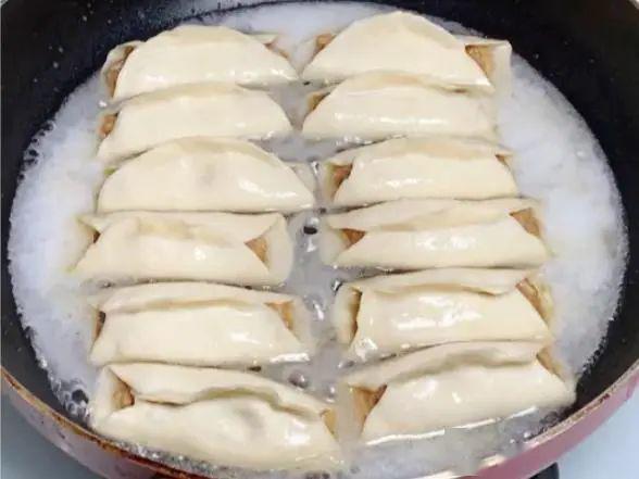 记住面糊比例,不愁做不出冰花锅贴,吃了它都不喜欢吃饺子了